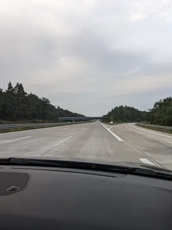 Die Autobahn ist leer hoffentlich bleibt es so.