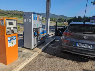 Wie fast überall in Italien Selbstbedienungstankstellen.